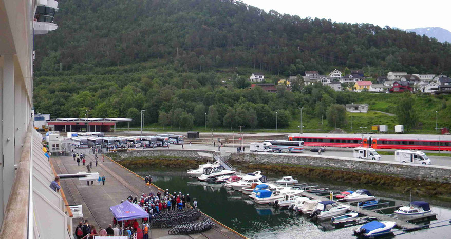 Der Bahnhof von Åndalsnes  liegt direkt am Terminal