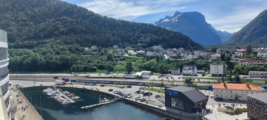 Blick vom Schiff auf Seilbahn-Station und Bahnhof