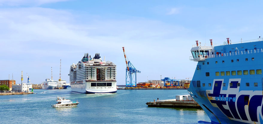 MSC World Europa (6.762 Passagiere) verlässt Genua