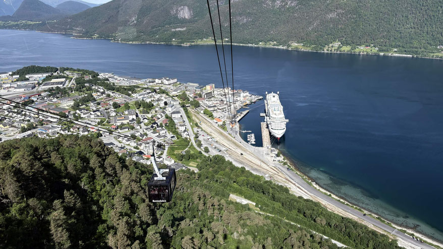 mit der Seilbahn auf den Berg Nesaksla