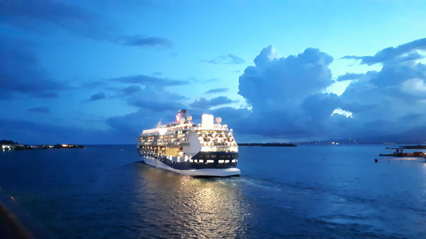 ein Schiff läuft am Abend aus von Guadeloupe