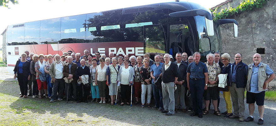 Pose photo pour les 48 adhérents à l'arrivée à Clisson