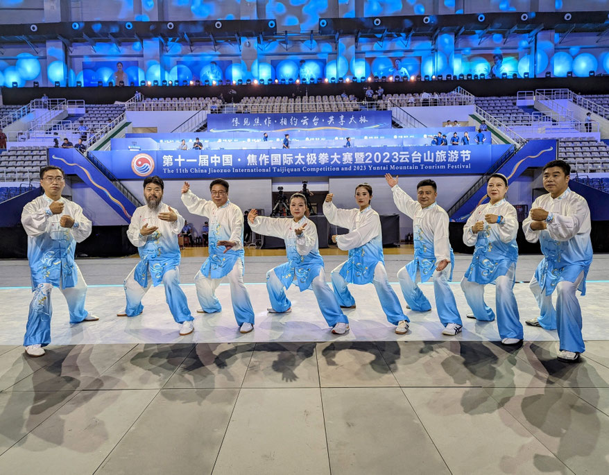 Maîtres avant la cérémonie d'ouverture de Jiaozuo (Zhang Baozhong 2e en partant de la gauche, Chen Dahu 3e en partant de la droite)