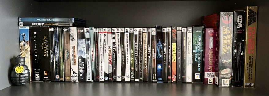 Regal mit Computerspielen in Schachteln