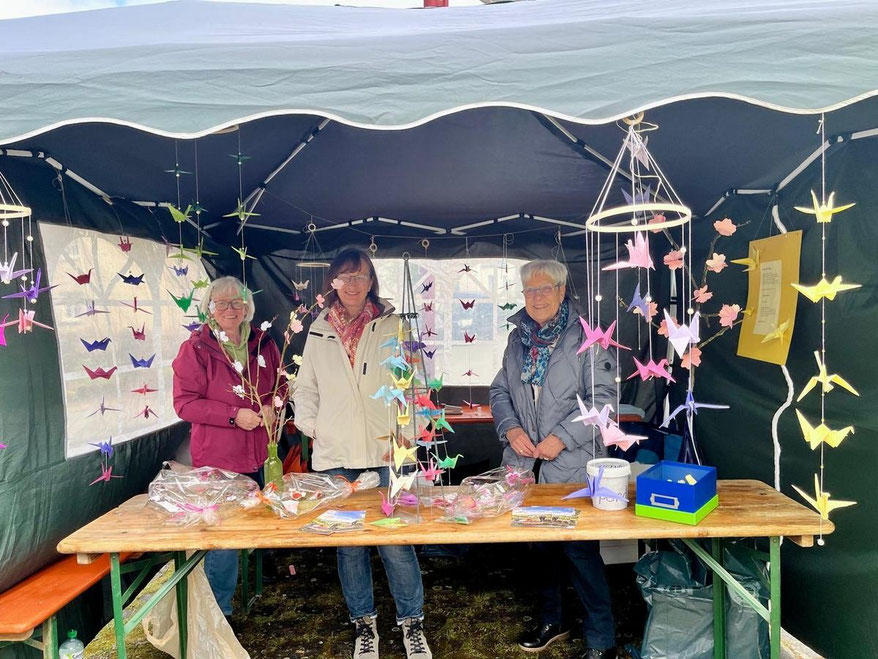 Kirschblütenfest in Golmbach:: Origami Kraniche und Kirschblüten wurden gegen eine Spende angeboten.
