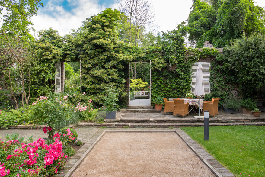 Rückseite der alten Villa mit Terrasse und Bouleplatz Juni 2018