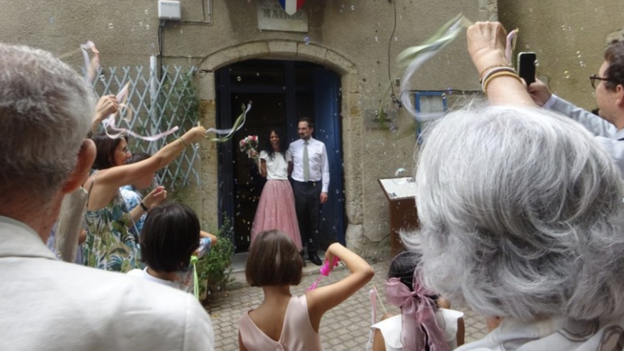 Août 2025, les mariés Jean Tricoire et Marine  Rasoarahona sortent de la mairie de Caudiès (photo L'indépendant)