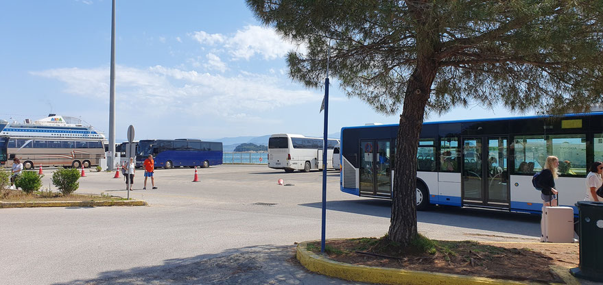 Blauer Stadtbus im Hafengelände