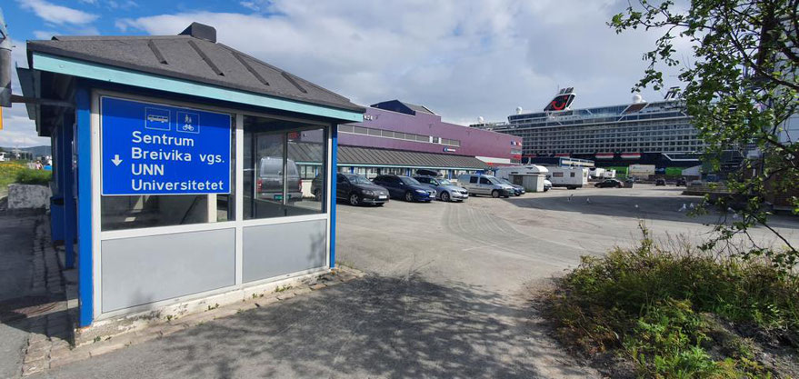 Bushaltestelle am Terminal in Breivika - auf der gegenüberliegenden Straßenseite hält der Bus ins Zentrum von Tromso