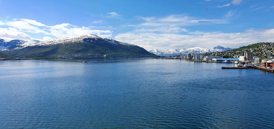 Blick vom Kreuzfahrtschiff im Industriehafen Breivika auf Tromsø