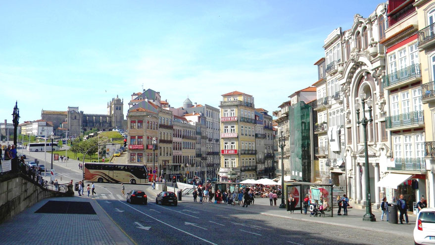 Blick von Bahnhofsvorplatz zur Kathedrale von Porto