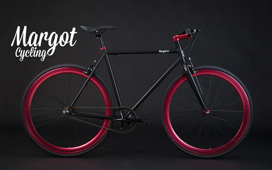 Fixed bike dai cerchi rossi anodizzati. La scatto fisso fiammante e incontenibile.
