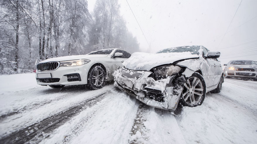 Verkehrsrecht: Unfall bei Schnee und Eis – Wer haftet und wann bekommt man eine Mitschuld