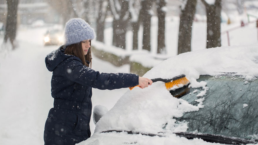 Verkehrsrecht: Auto vom Schnee befreien – Was laut Gesetz alles schneefrei sein muss