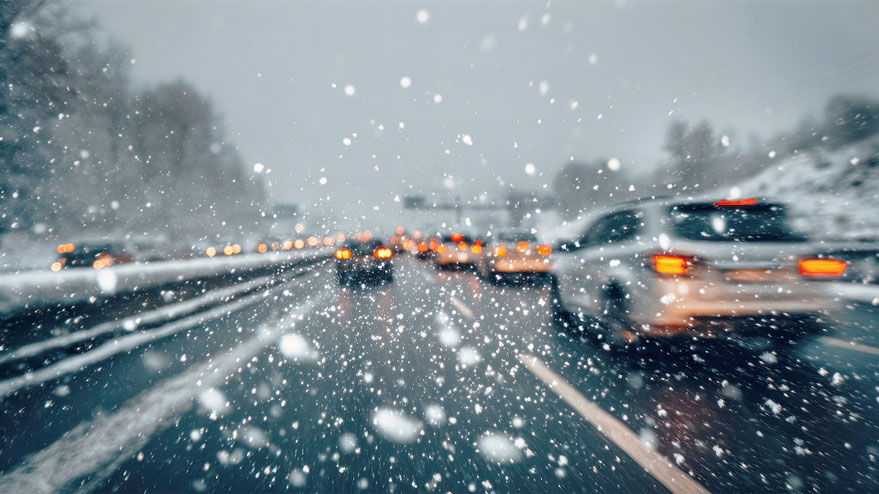Verkehrsrecht: Winterliche Straßenverhältnisse – Welche Regeln gelten für Tempo, Abstand und Sicht – und wer haftet bei Verstoß