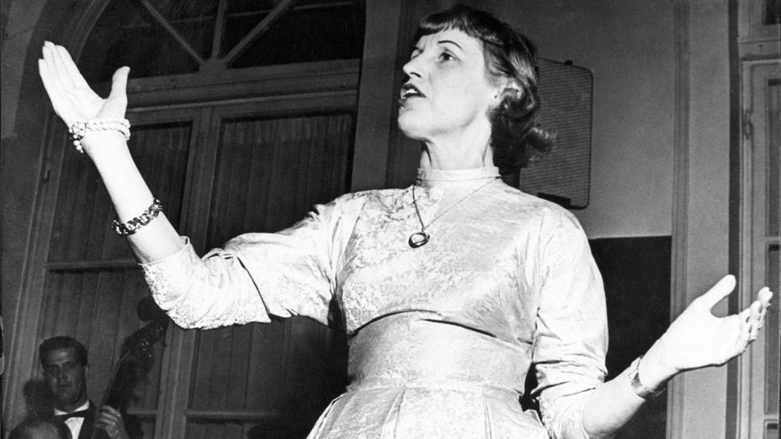 Neue Karriere nach dem Tod ihres Mannes: Lotte Lenya bei einem Auftritt in München 1950 © imago / Zuma / Keystone