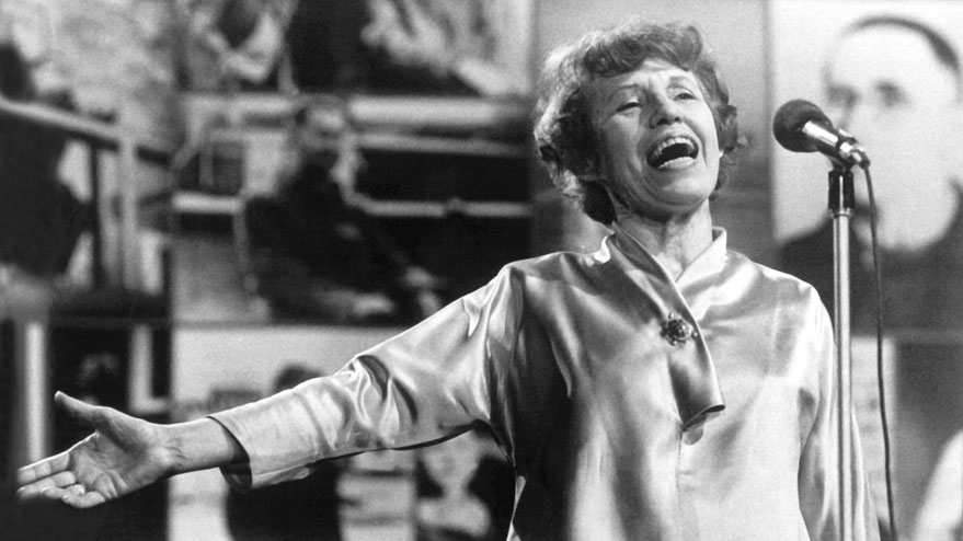 Stand zu ihrem Alter: Lotte Lenya, hier 1973 während eines Gedenkabends zu Ehren des 75. Geburtstags von Bertolt Brecht © picture-alliance / dpa / Manfred Rehm