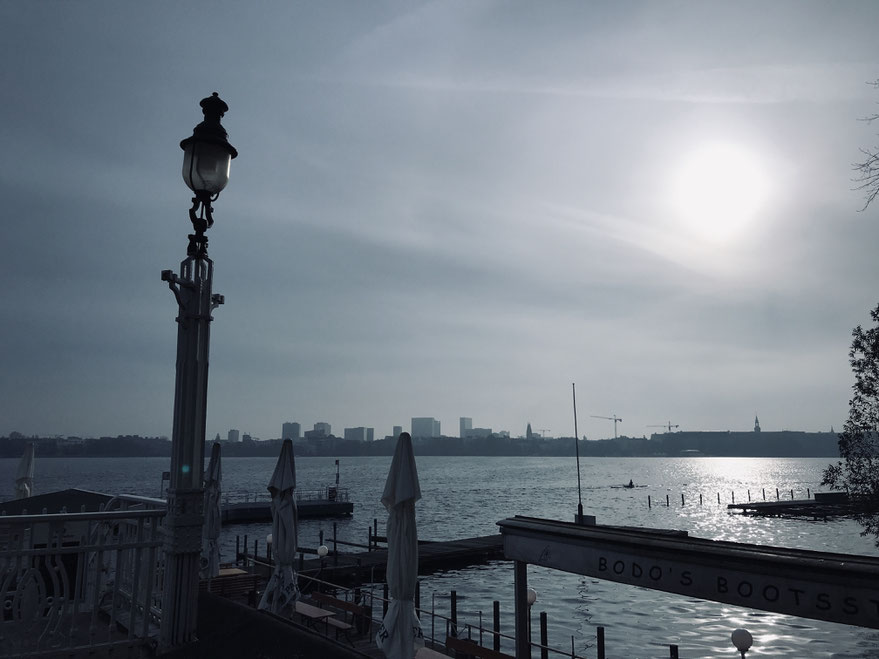 Ziel: an einem der unzähligen Cafés an der Außenalster die Sonne genießen