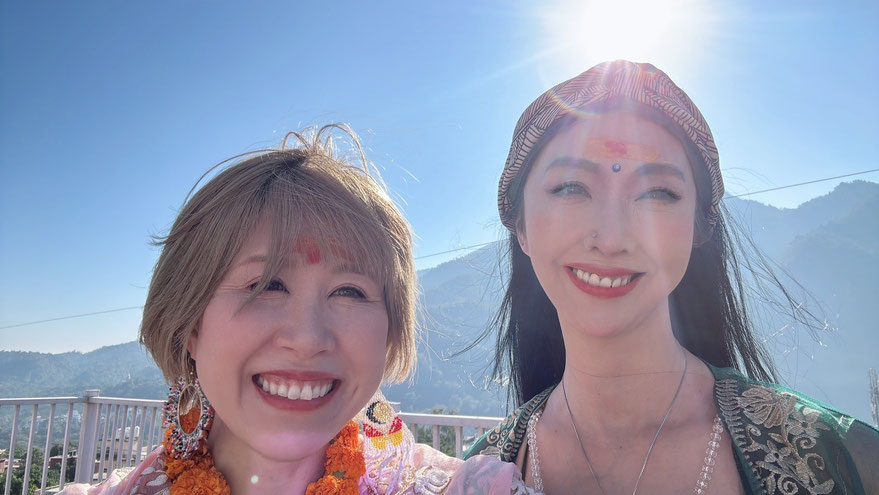 Satyaprema（右）と卒業生のEmyさん