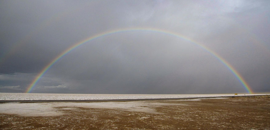 Regenbogen über der Salzwüste Salinas Grandes del Noroeste