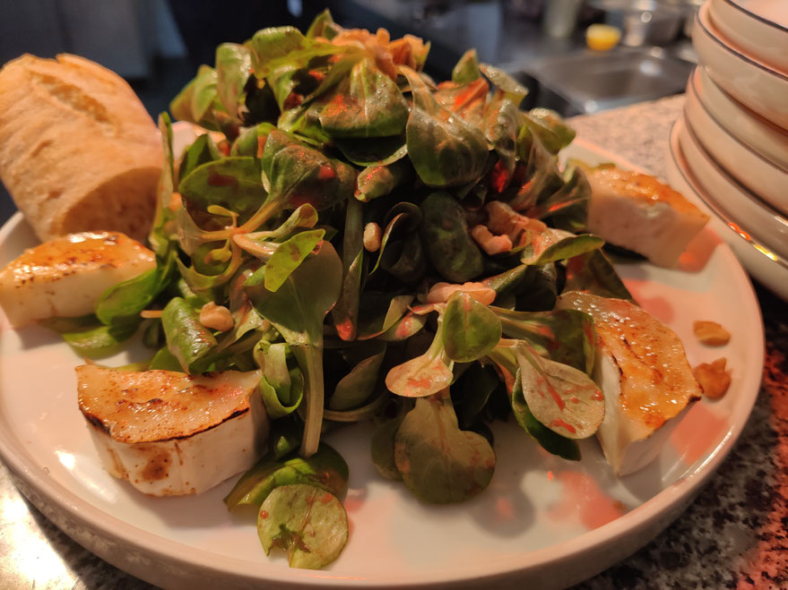 Karamellisierter Ziegenkäse mit Roter Bete und Dressing