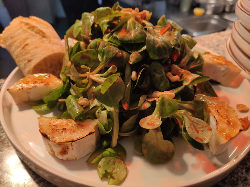 Karamellisierter Ziegenkäse mit Roter Bete und Dressing