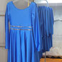 Sur l'image, une robe en lycra bleue avec manches longues et jupe évasée au genou réalisé en vingt exemplaires pour une école de danse par la maison de couture Fil et Paillettes. 