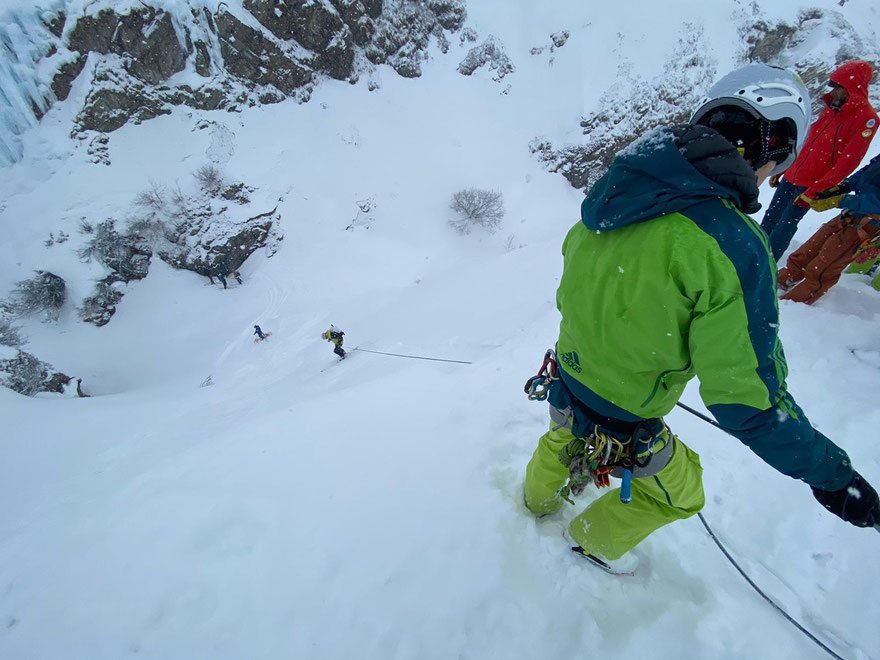 Niet iedere helling is door iedereen te skiën. Hier oefenen we het nazekeren van klanten op ski's.