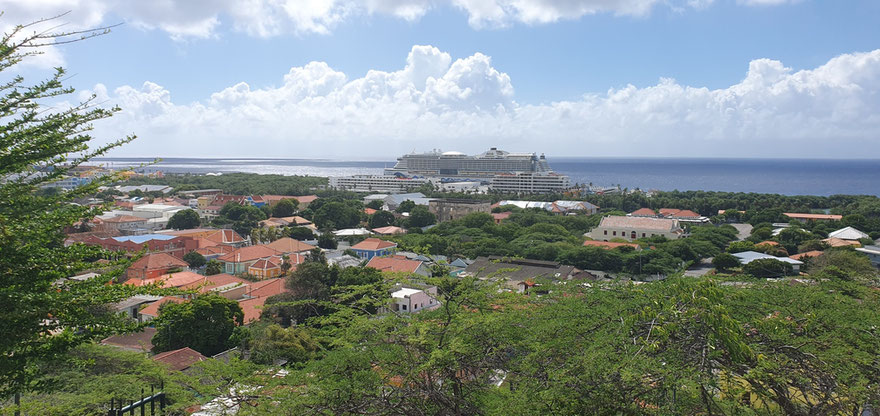 Blick vom Fort Waakzaamheid zum Kreuzfahrtterminal