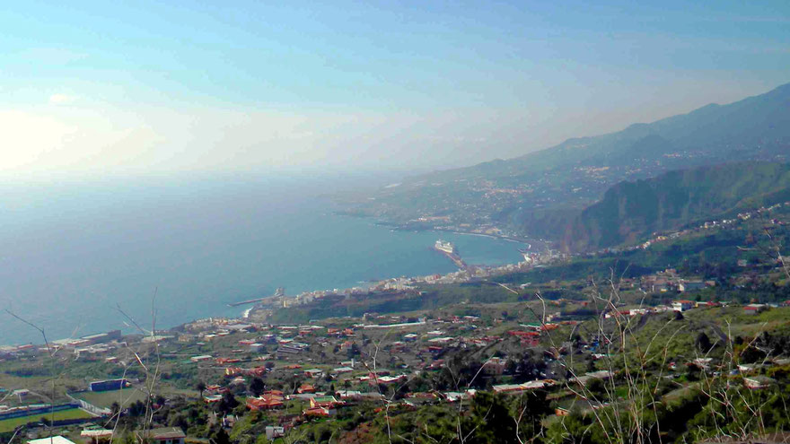 Blick auf Santa Cruz de La Palma und den Kreuzfahrthafen