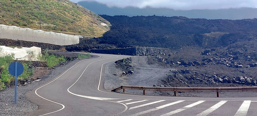 neue Straßen führen über Lavafelder