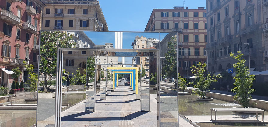  „Archi di Daniel Buren“  auf der Piazza Giuseppe Verdi im Stadtzentrum von La Spezia