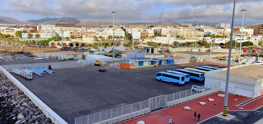 Blick vom Schiff auf die Hafenanlagen und die Stadt Puerto del Rosario auf Fuerteventura