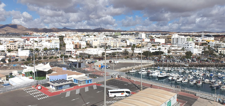 Blick vom Schiff auf die Hafenanlagen und die Stadt Puerto del Rosario auf Fuerteventura