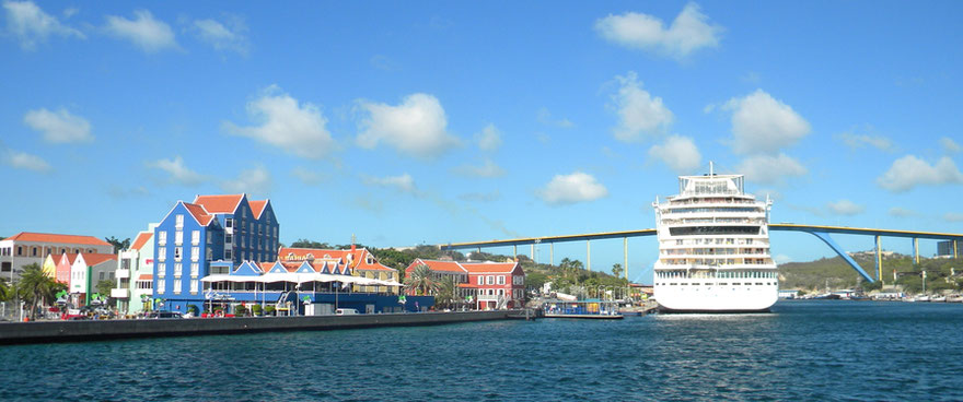 AIDAdiva am Sint Annabaai-Terminal in Willemstad