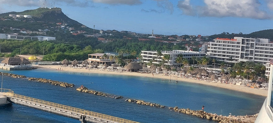 Blick vom Schiff auf das Mangrove Beach Resort