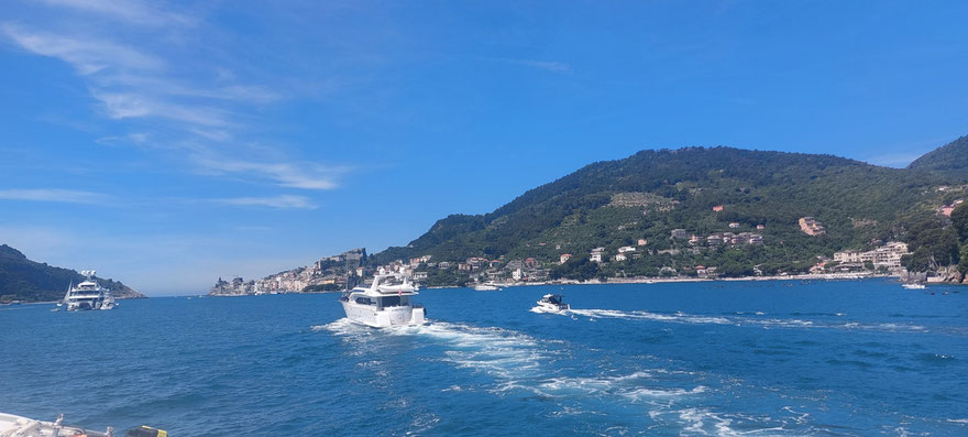 Boote auf dem Weg zur Cinque Terra