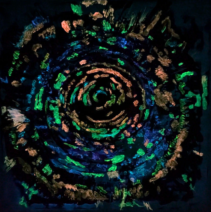 "Powerful" 80 x 80 cm, Mischtechnik auf Leinwand, 2025 im Dunkeln