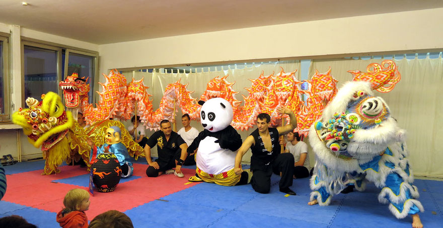 Kung Fu Show in der Jing Wu Schule Köln mit Löwen, Drachen, Mönch etc.