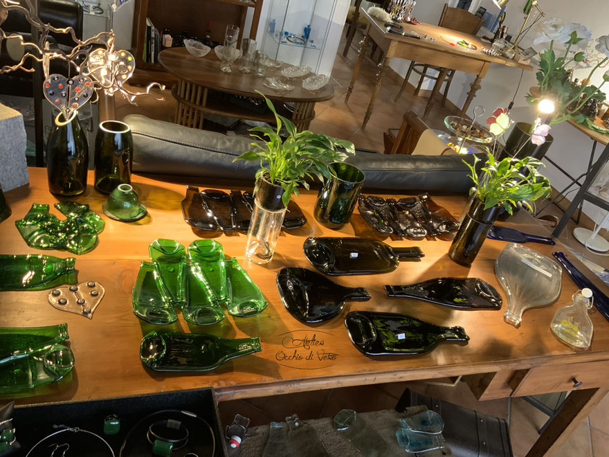 Bottiglie di vetro trasformate in piatti per l’aperitivo, bouteilles en verre transformées en plats pour l’apéritif, Enderlé l’atelier du verre, recyclage, riciclaggio, recycling