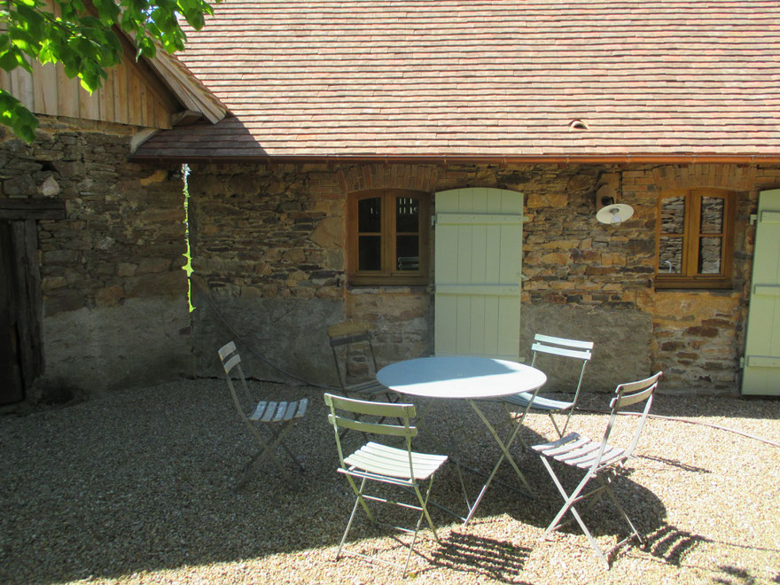 Gîte pour 2 personnes, avec deux couchages de 90 cm supplémentaires en mezzanine ouverte.