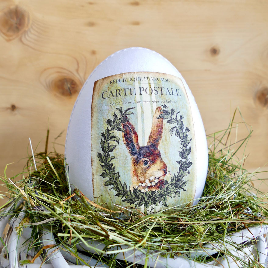 Grosses Osterei mit Stoff überzogen bedruckt mit Nostalgie Hasenmotiv im Nest aus Berg Heu
