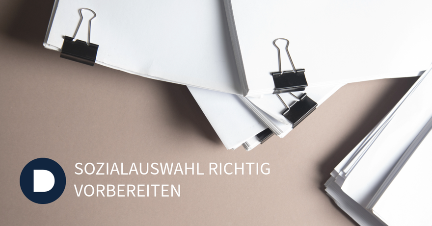 Aktenstapel zur Prüfung der Sozialauswahl bei betriebsbedingten Kündigungen