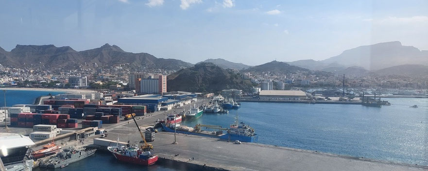 links neben dem Industriehafen befindet sich der Strand von Mindelo, rechts die Innenstadt