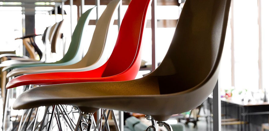 デザイナー : チャールズ&レイ・イームズ Eames Molded Plastic Side Chair Wire Base