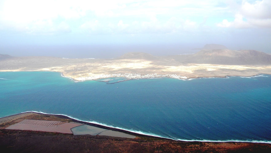 Blick vom Mirador del Rio auf La Graciosa