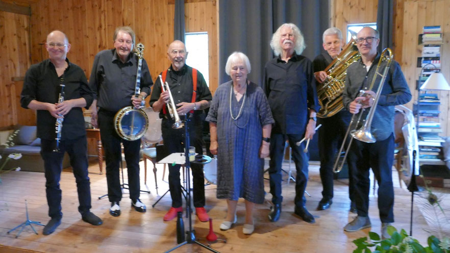 Gruppenbild mit Dame: Margreth Cotterell hatte auf ihrem Helenenhof die Dixieland-Band „Alabama Hot Six" zu Gast