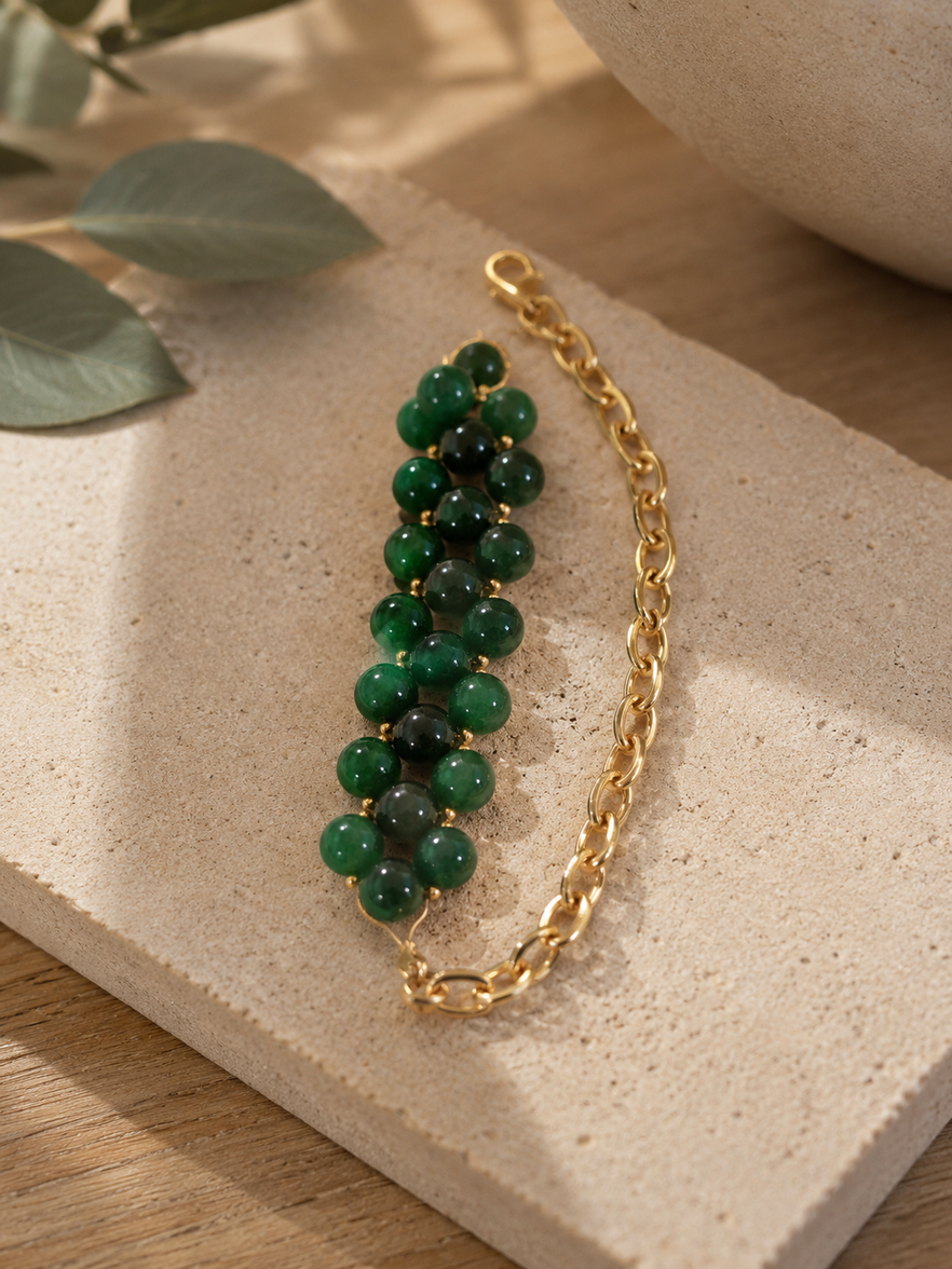 Quand le bracelet manchette s'orne d'une chaine en maille dorée : ORNELA est ce compromis qui smatch à merveille pour toutes vos tenues.