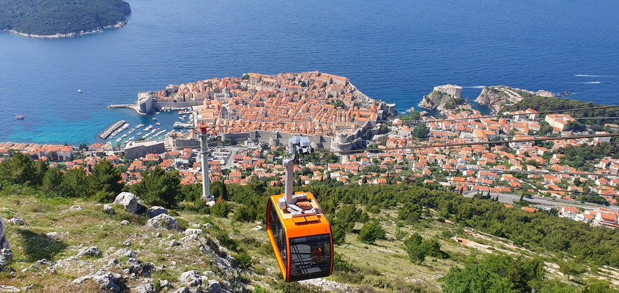 mit der Seilbahn auf den Hausberg Srđ