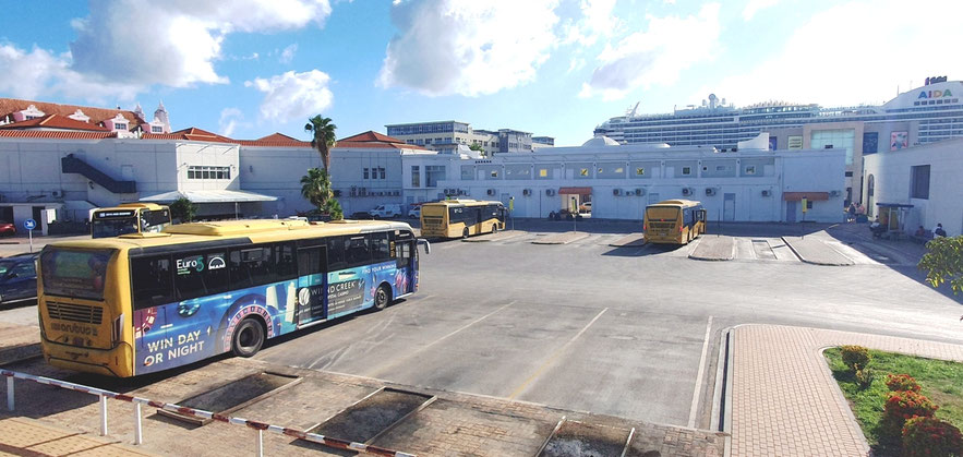 Busbahnhof - im Hintergrund AIDAperla am Liegeplatz C